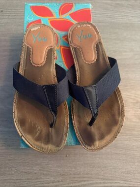 YUU Sz 8.5 M Navy Flip Flop Leather Women Sandals